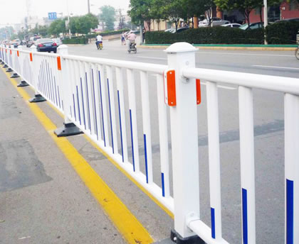 <a href='http://m.hdjiulong.com' target='_blank'><u>道路隔離</u></a>欄